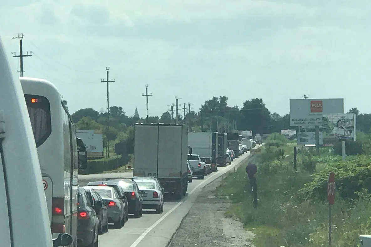 VIDEO | Treabă ca în România, pe podul peste râul Lăpuşel doi muncesc, trei stau