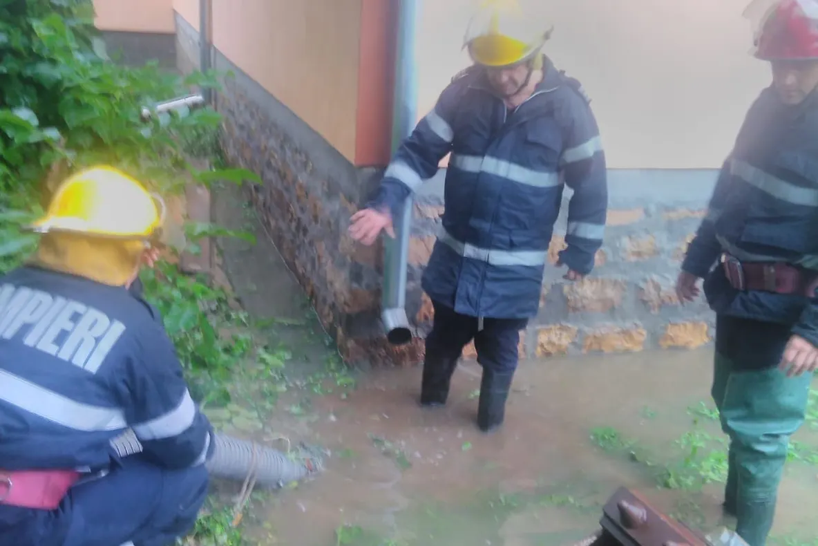 Cod portocaliu. Străzi inundate în oraşul Târgu Lăpuş