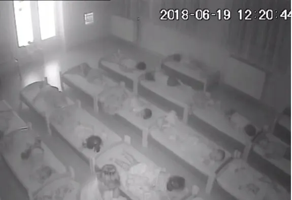 Angajata filmată că brusca un copil dintr-o creşă din Baia Mare şi-a dat demisia