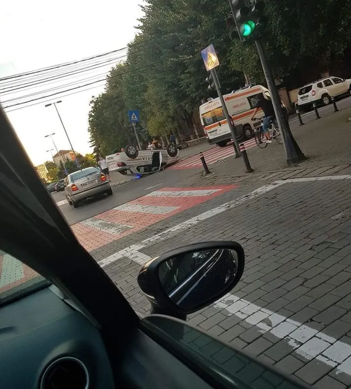 Impact total | Două maşini s-au tamponat, una aparţinând poliţiei a ajuns cu roţile în sus
