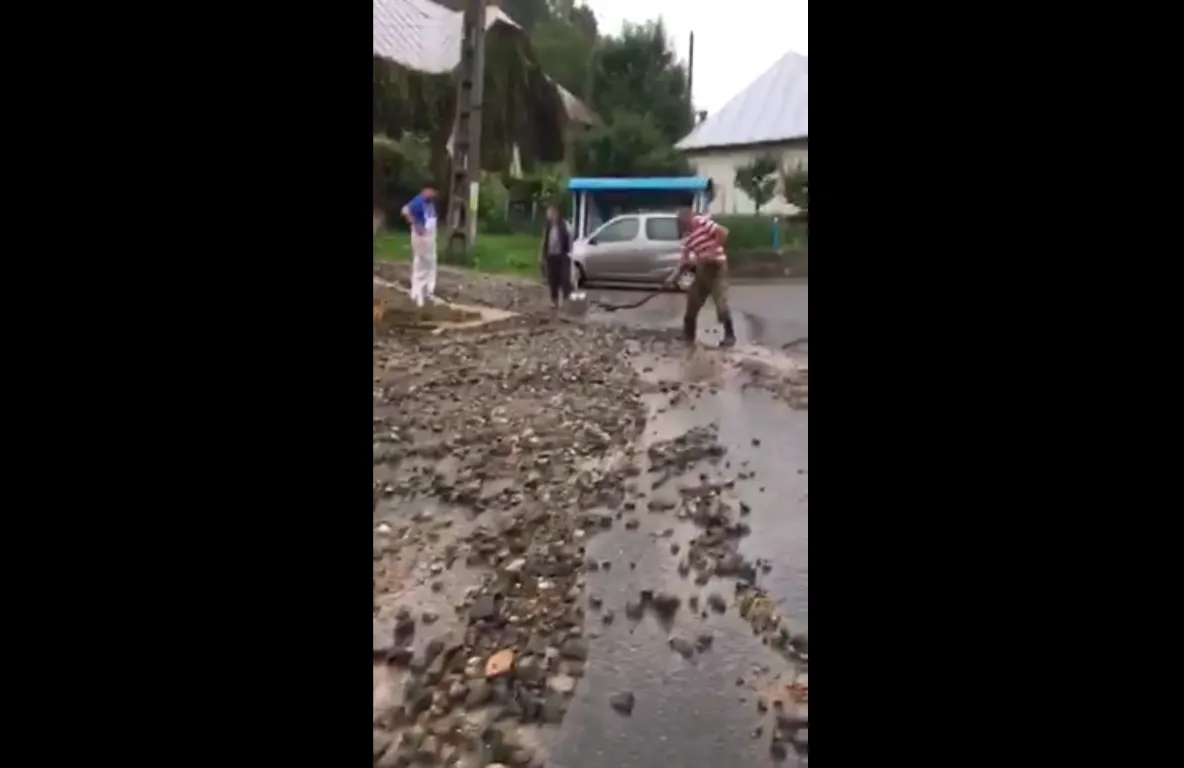 Alunecări de teren şi pietriş pe carosabil în Cavnic după o ploaie torenţială