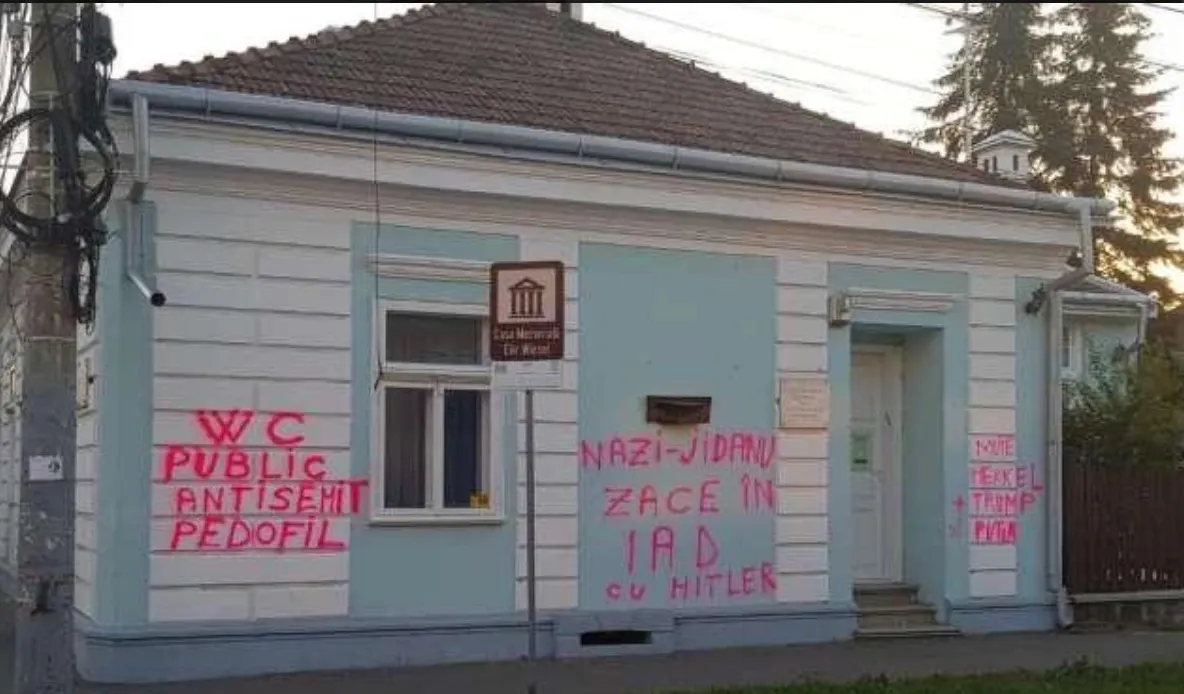 Pereţii casei muzeu Ellie Wiesel din Sighet vandalizaţi cu mesaje antisemite