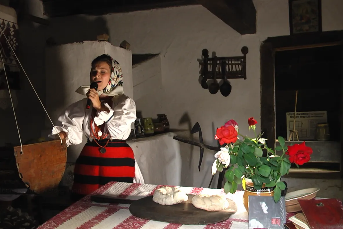 Într-un cadru pitoresc, la Muzeul Satului din Baia Mare, Măriuca Verdeș și-a lansat sâmbătă albumul ”Hori din Maramureș”