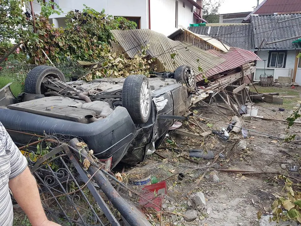 Accident grav în Vadu Izei.Un șofer s-a lovit de un cap de podeț după care a rupt un gard și s-a răsturnat pe acoperișul unei anexe