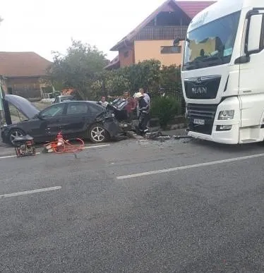 Trei autoturisme și un TIR s-au ciocnit la intrare în comuna Satulung