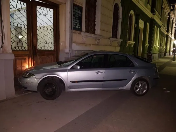 Un șofer a intrat cu mașina în ușa Parchetului de pe lângă Judecătoria Sighet