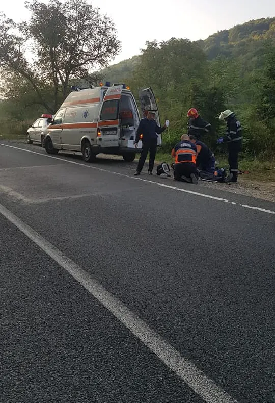 O autocisternă plină cu ciment s-a răsturnat pe drum în Valea Chioarului