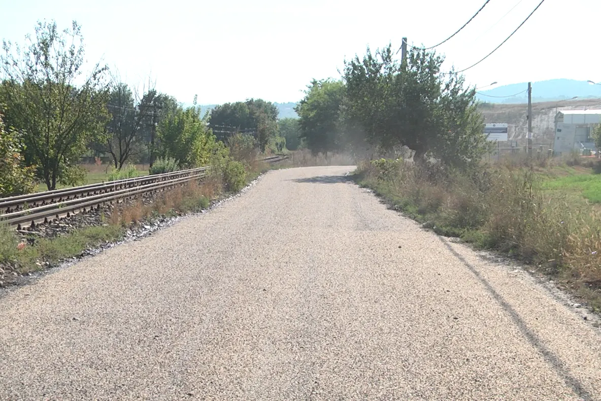 Strada Tepliței din Sighet a fost reabilitată prin procedura de aplicare a unor straturi succesive de emulsie și pietriș