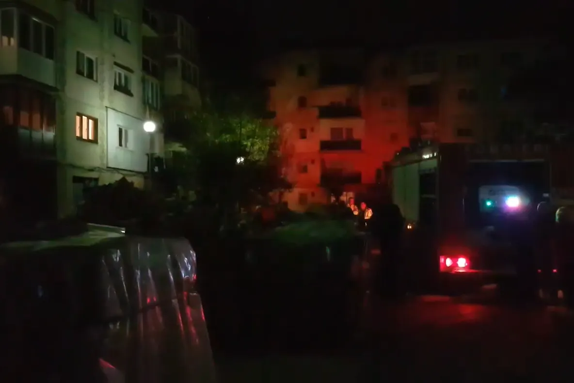 Panică în cartierul Bogdan Vodă din Sighetu Marmației după ce o stivă de lemne a luat foc