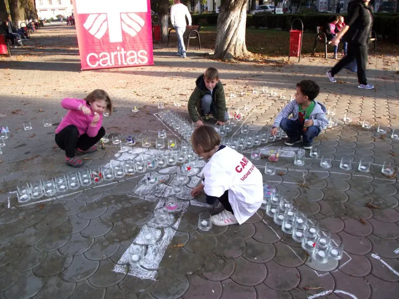 Sighetenii sunt invitați vineri în Parcul Central să aprindă o candelă, în semn de solidaritate