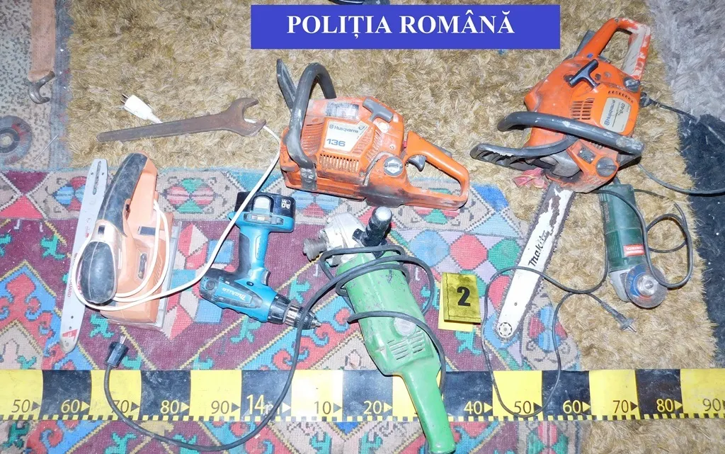 Ca să treci strada regulamentar, pe zebră, trebuie să mergi din șanț în șanț