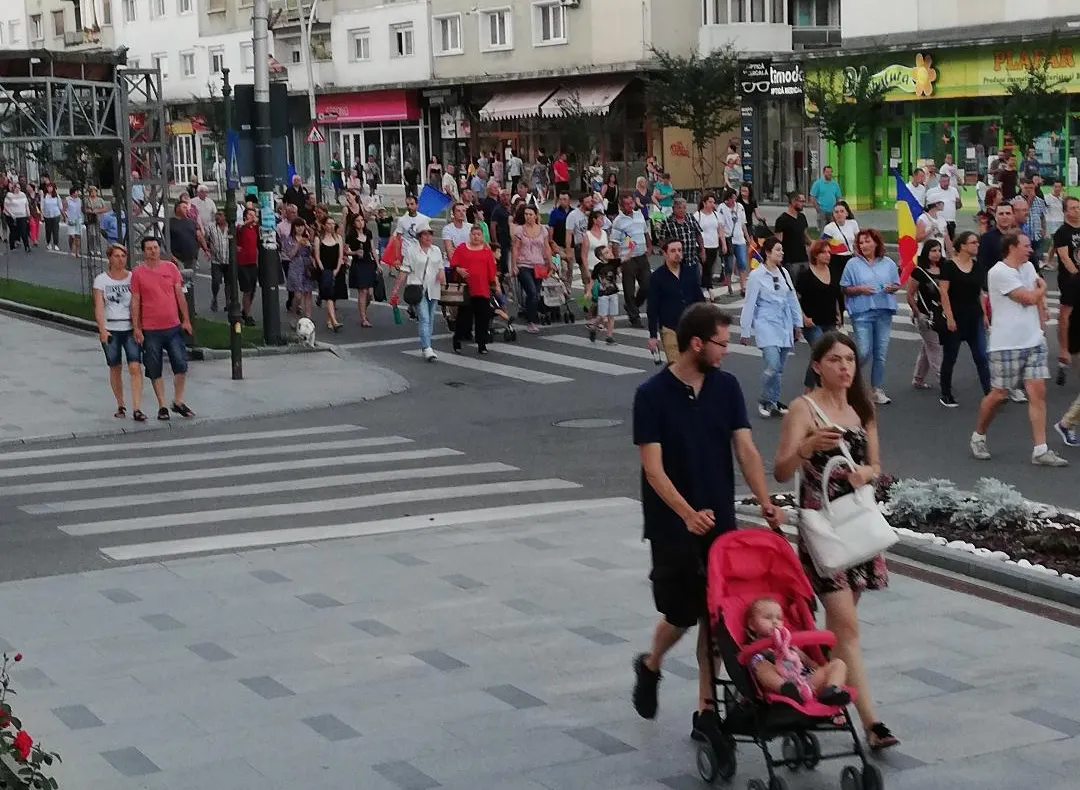 Drapelul României, arborat în zona montană Pietrele Șoimului