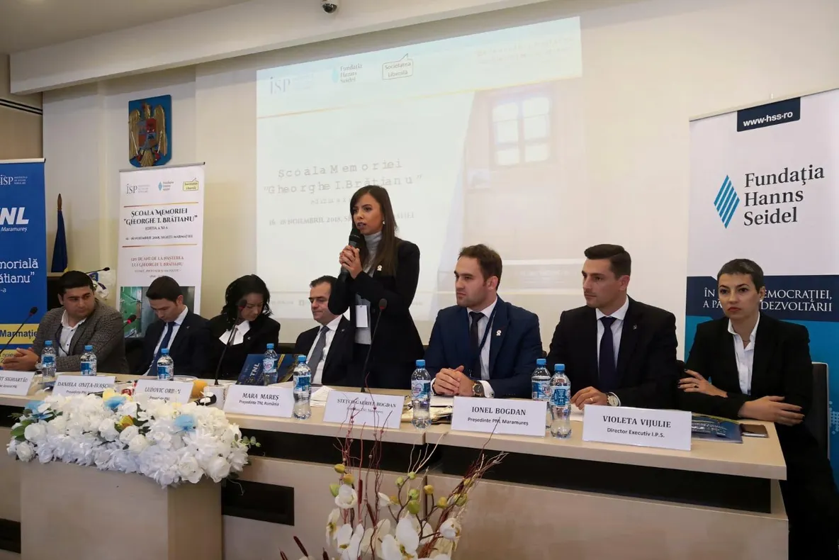 Tinerii liberali învață politică și respectul pentru valori și istorie