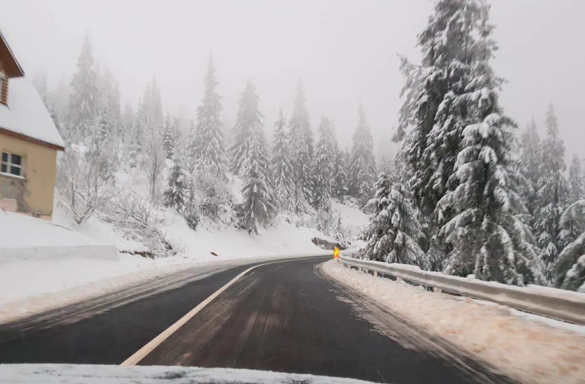 Zăpadă frământată pe carosabilul DN 18, în Pasul Prislop