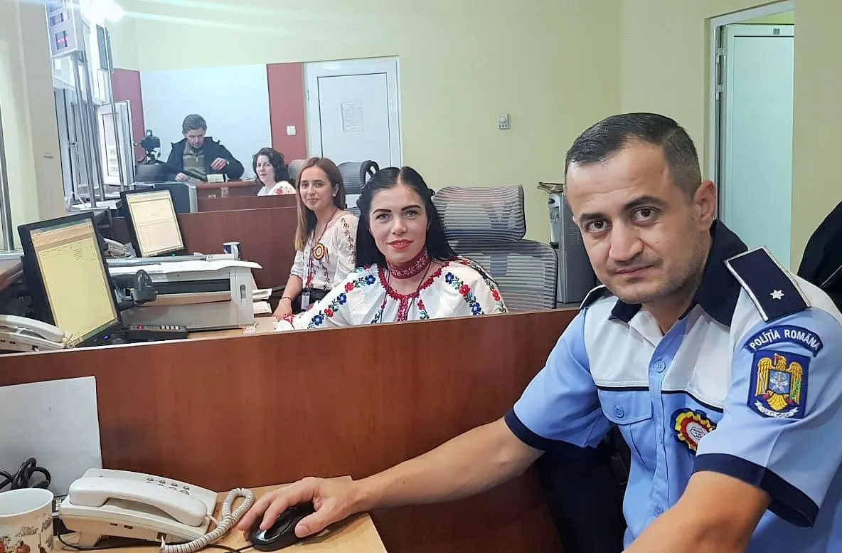 Polițiștii de la ghișeele SPCRPCÎV, în port popular, pentru a marca Centenarul Marii Uniri a României