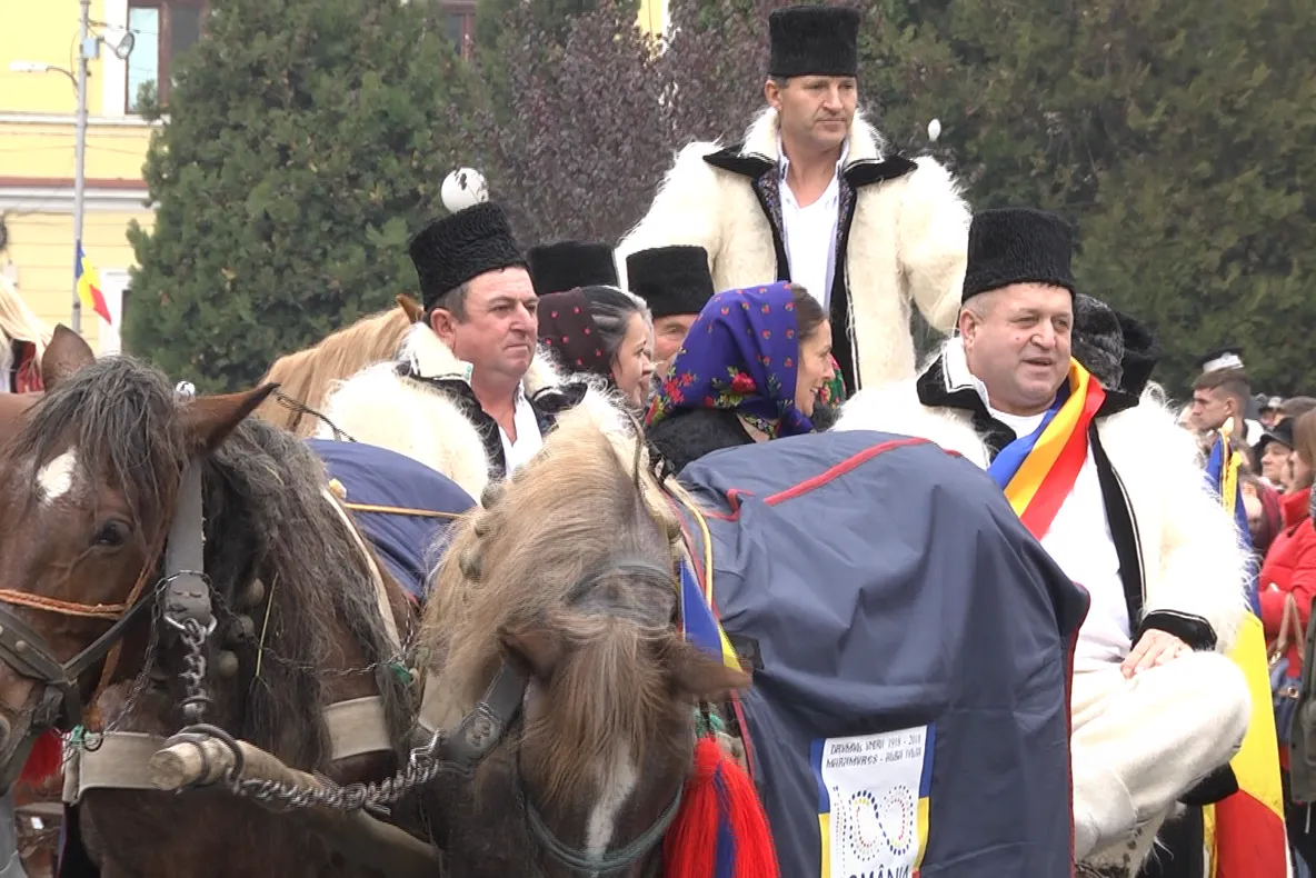 Zece căruțe trase de cai au pornit din Sighetu Marmației spre Alba Iulia pentru a reface ”Drumul Unirii”