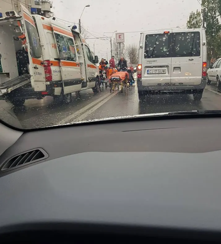 Bărbat accidentat pe trecerea pentru pietoni