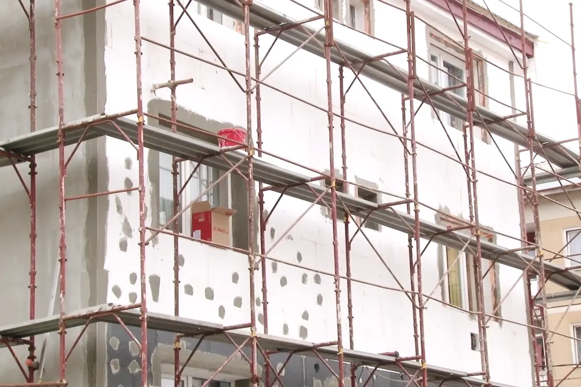 A început reabilitarea termică a blocurilor de locuințe, la Cavnic