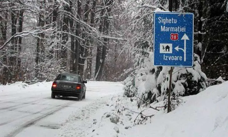 Circulație rutieră în condiții de iarnă în Maramureș