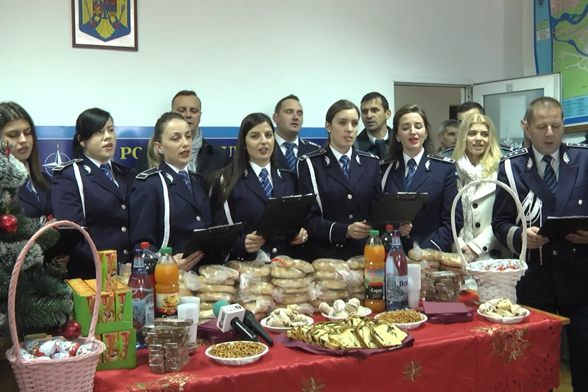 Misiune specială pentru Moș Crăciun. Acesta  a fost adus de către un echipaj de poliţie cu sirene şi girofaruri pornite
