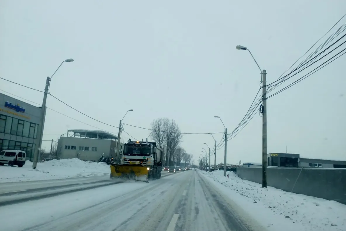 Circulația rutieră se desfășoară în condiții de iarnă, în Maramureș