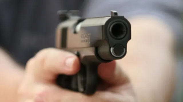 Prins cu pistolul în portieră la intrarea în țară