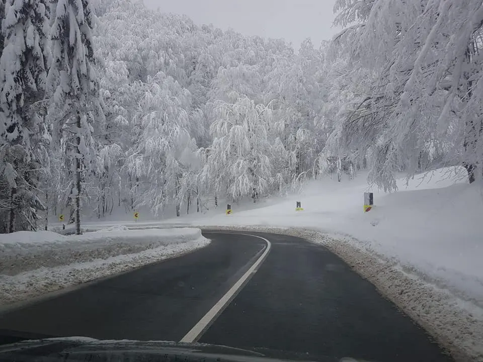 Circulație rutieră în condiții de iarnă în zonele de deal și de munte