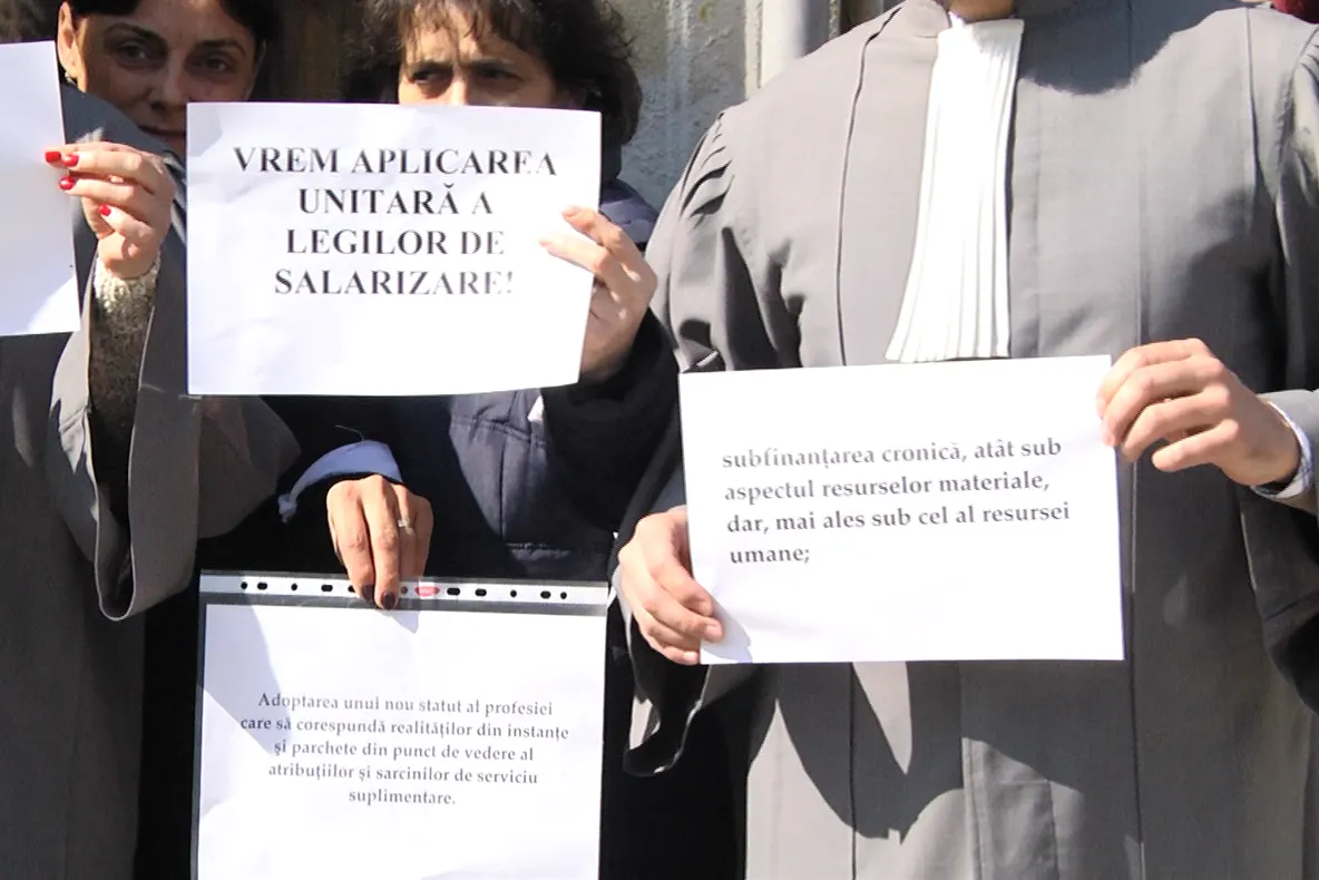 Grefierii din Sighetu Marmației au protestat în fața Judecătoriei