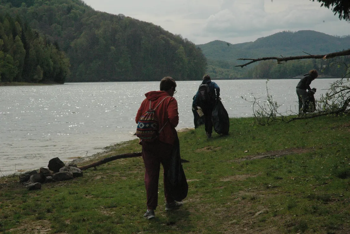 Acțiune de ecologizare pe malul lacului Firiza