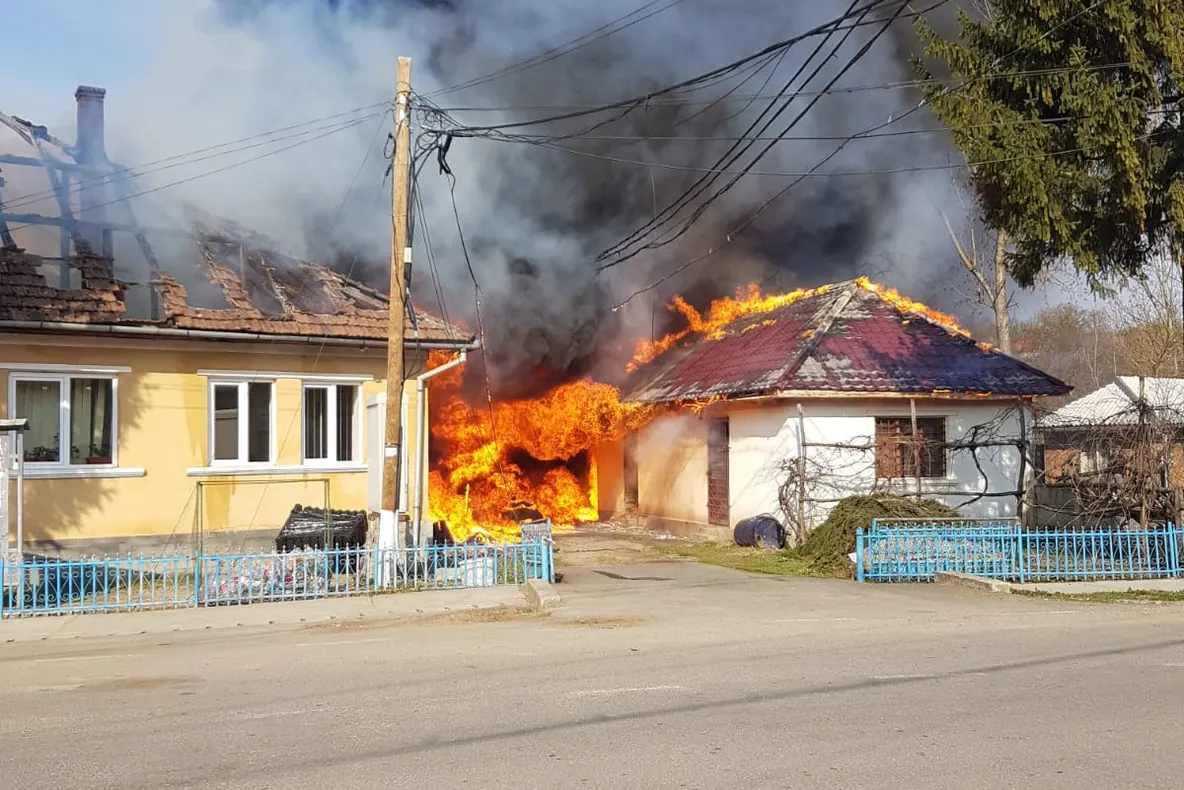 Incendiu la Primăria Băseşti