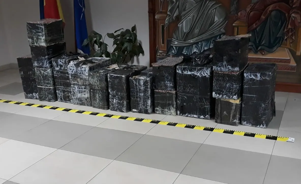 Percheziţii domiciliare la persoane bănuite de contrabandă. 	Peste 10 000 pachete cu ţigări ridicate de poliţişti