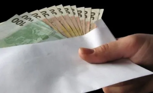 Mită de 800 de euro! Poliţist de frontieră arestat