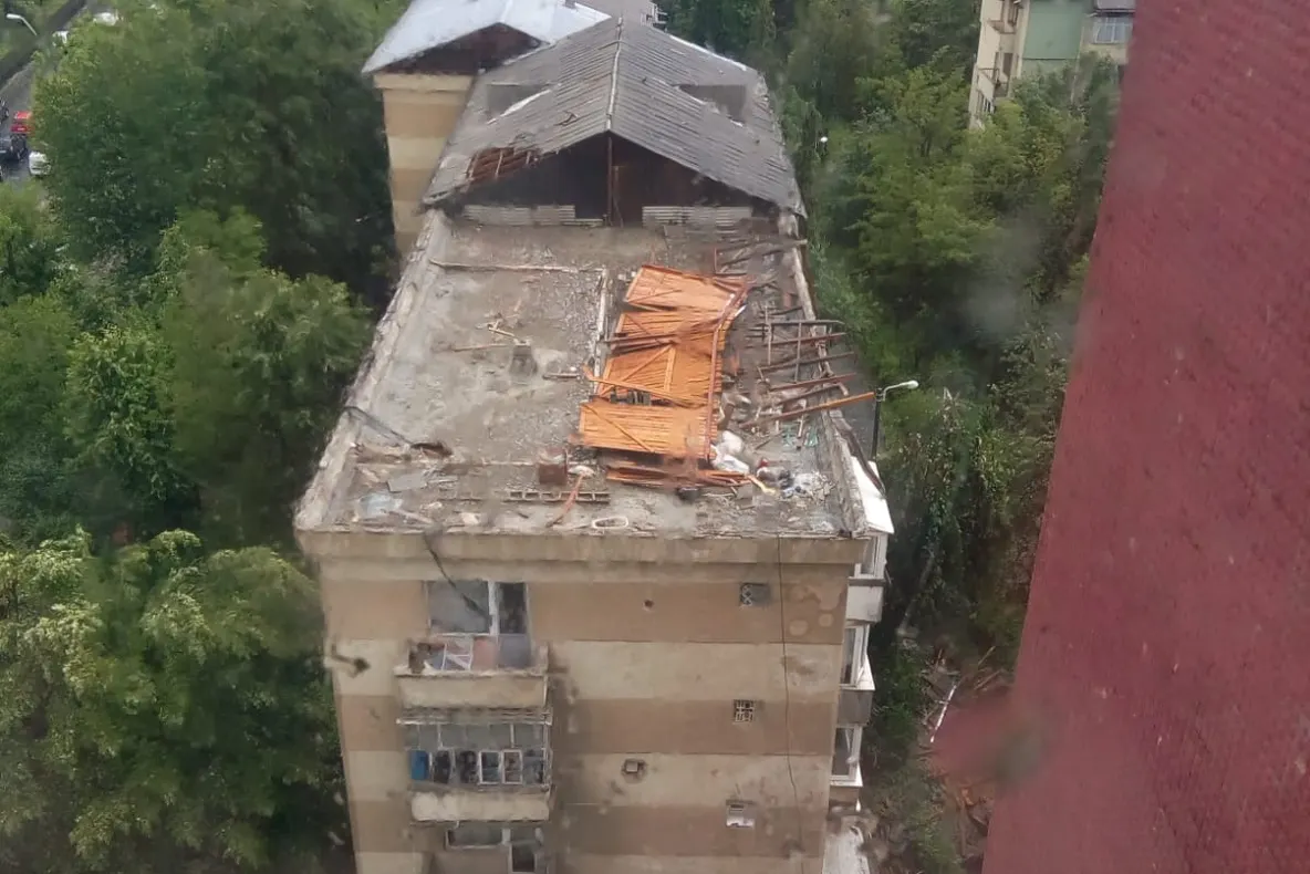 După furtuna de ieri, 9 persoane au ajuns la spital cu lovituri la cap şi la umeri