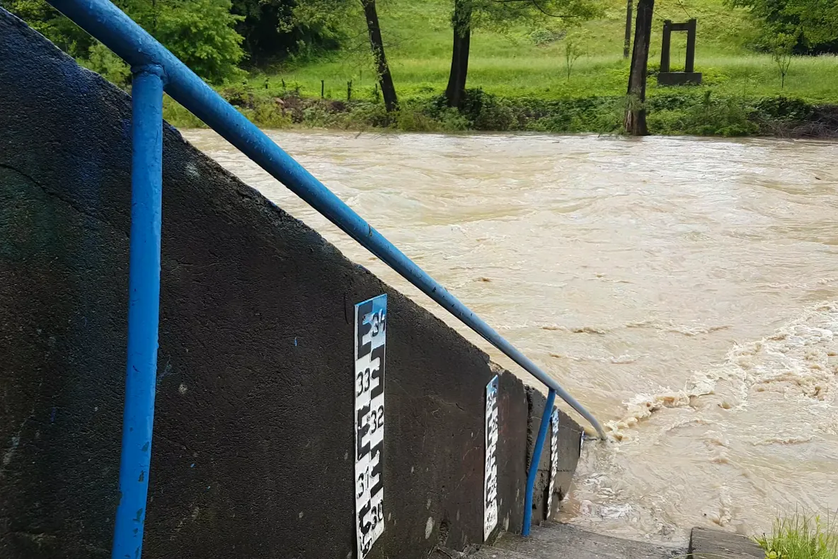 Bărbat luat de apele învolburate