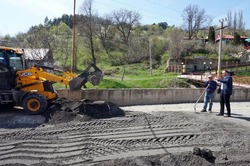 Au început lucrările de modernizare a străzilor din Cavnic