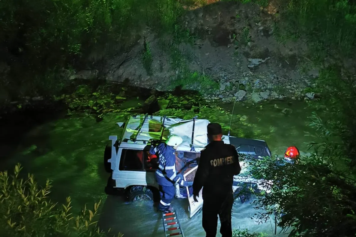 ( FOTO) Accident grav în Borșa. O mașină în care se aflau 2 persoane a căzut în râul Cisla