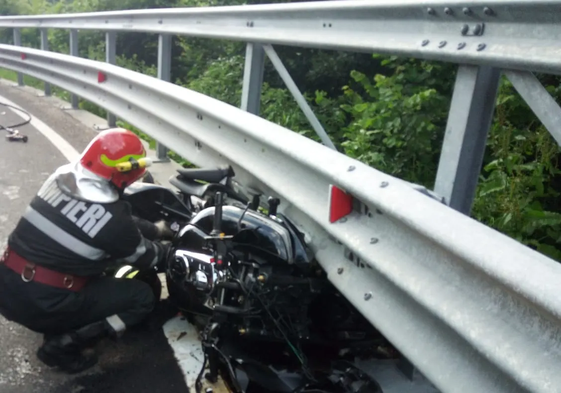 Motociclist și o pasageră răniți într-un accident