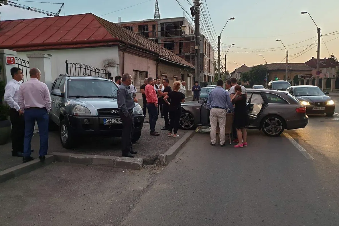De beat ce a fost, un medic ginecolog a intrat cu mașina într-un grup de nuntași