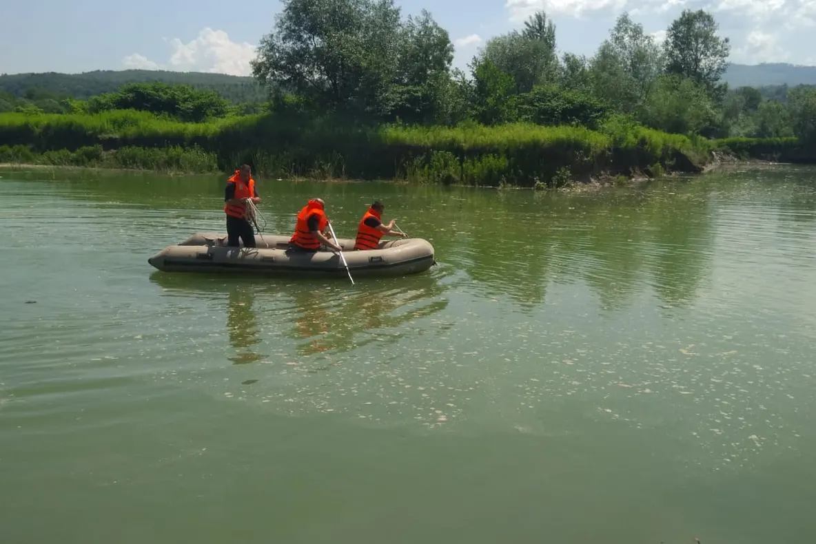 Copilul scos din apă a decedat