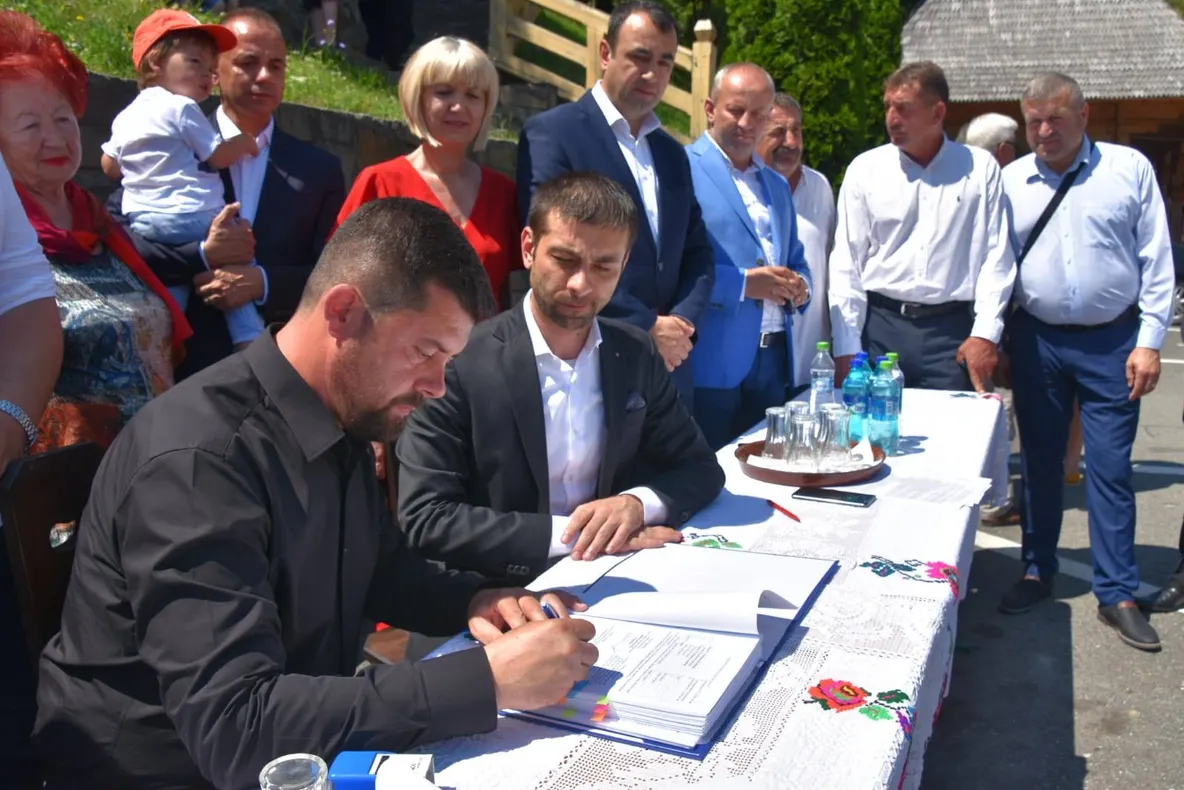 INVESTIȚII IMPORTANTE ÎN MARAMUREȘ: S-a semnat contractul de proiectare și execuție lucrări pentru reabilitarea DJ 186 pe Valea Izei