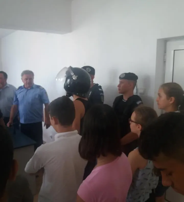 Întâlnire între jandarmi şi copii, în tabăra de vară