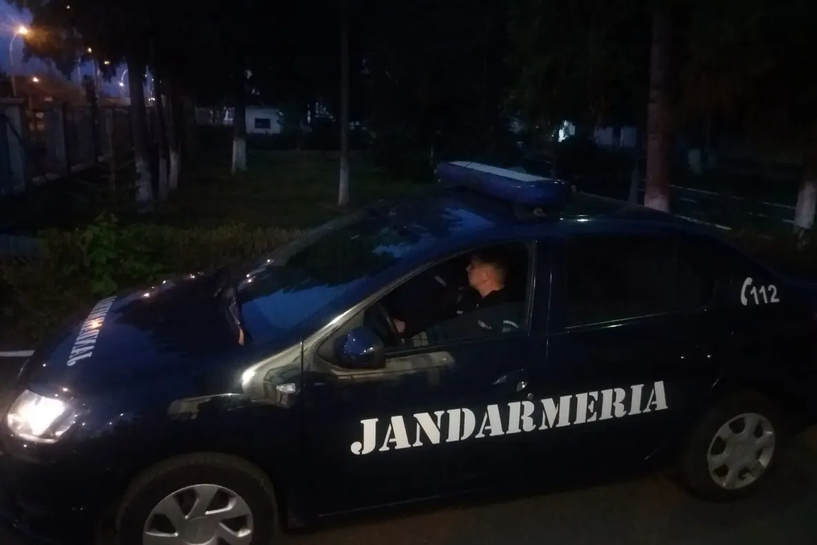 A lovit o femeie, a distrus luneta unei mașini dar a fost prins de jandarmi