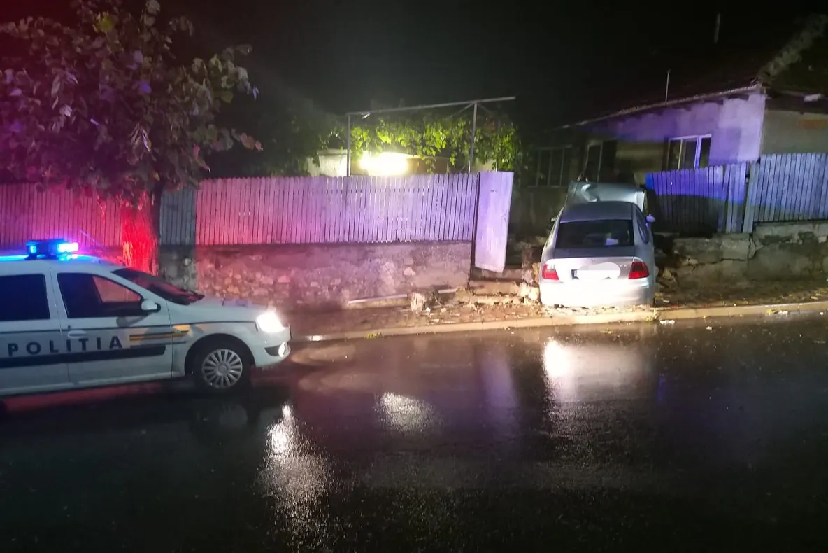 Polițist rănit grav după ce șoferul unei mașini nu a oprit când i s-au făcut semnalele regulamentare