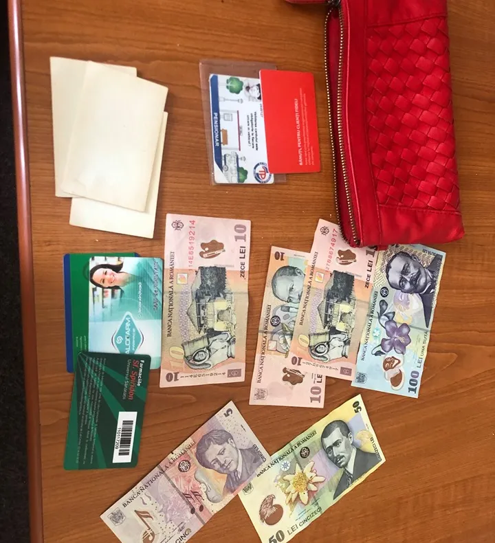 A sustras telefoane mobile, bani şi alte bunuri dintr-o locuinţă