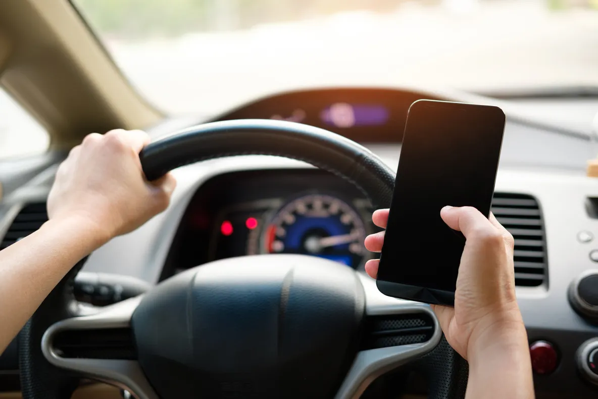 Guvernul modifică prevederile Codului Rutier pentru a preveni ”live-ul la volan”