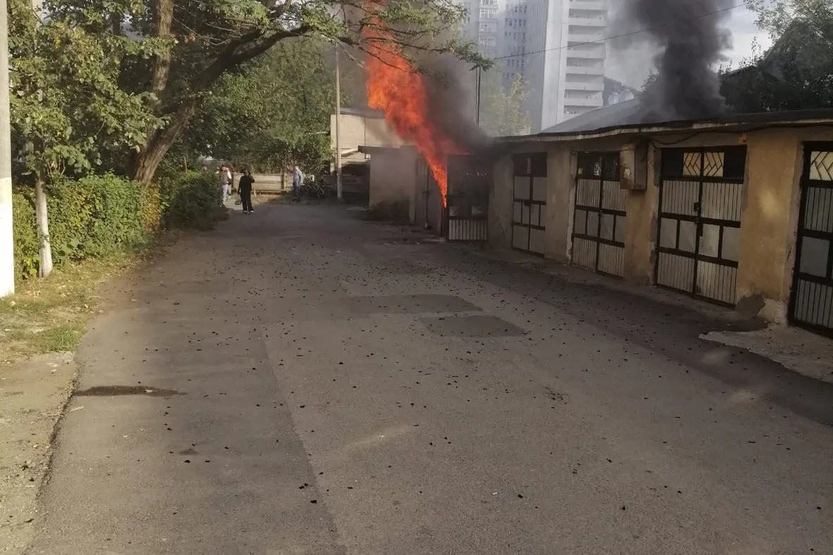 Pompierii în luptă cu flăcările pe strada Cuza Vodă din Baia Mare