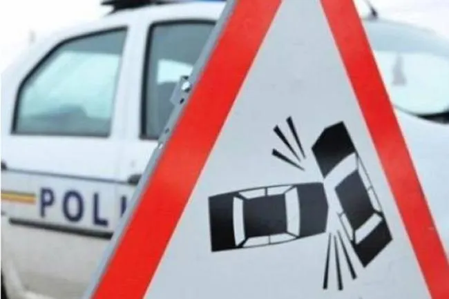 A frânat pentru a evita producerea unei coliziuni, însă a ajuns cu autoutilitara în albia unui pârâu