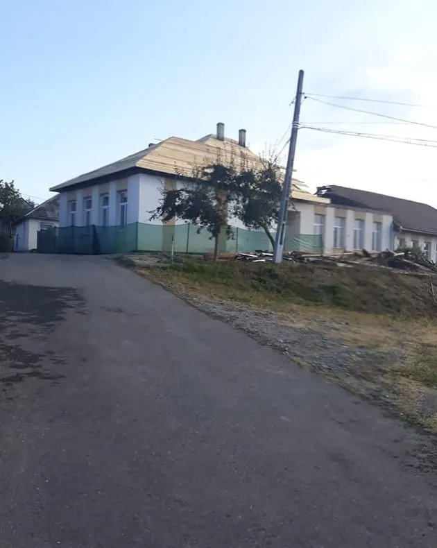 Școala din Văleni a ars în luna mai, dar reparațiile au început abia în septembrie