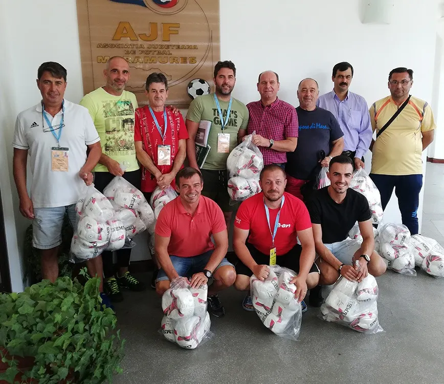 Toate echipele  de fotbal de copii din Maramureș vor primi mingi