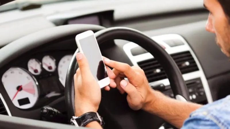 Cum procedaţi când o persoană necunoscută vă roagă să-i daţi telefonul pentru a suna pe cineva?